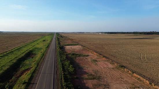 Estrada de terra
Descrição gerada automaticamente